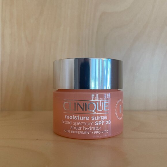 Moisture Surge Broad Spectrum SPF 28 Sheer Hydrator Clinique 1.7 oz - Picture 1 of 6